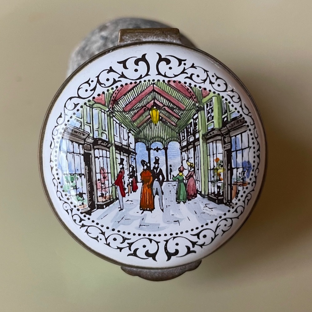 Crummles & Co. Enamel Pill/Snuff Box - Zelli, Burlington Arcade, London - Picture 4 of 10